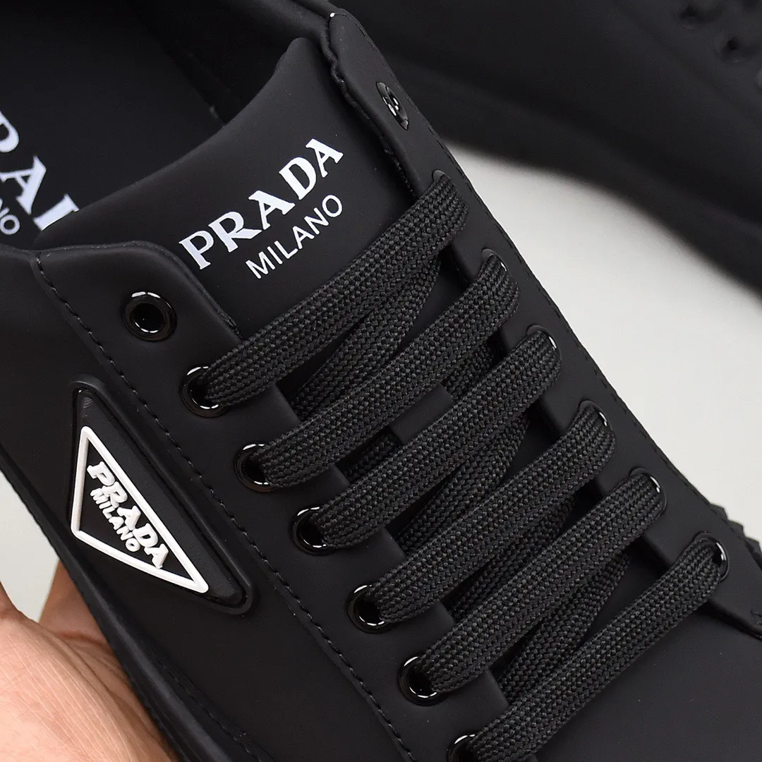 【PRADA】Men's shoes 💰400💰. Detonate the whole place! An international brand that is constantly innovating. This men's casual shoe is the original version. It is made of cowhide leather at a ratio of one to one at the store. It has leather feet and rubber non-slip outsole. It is breathable and comfortable. Quality speaks for itself. 👄38-44